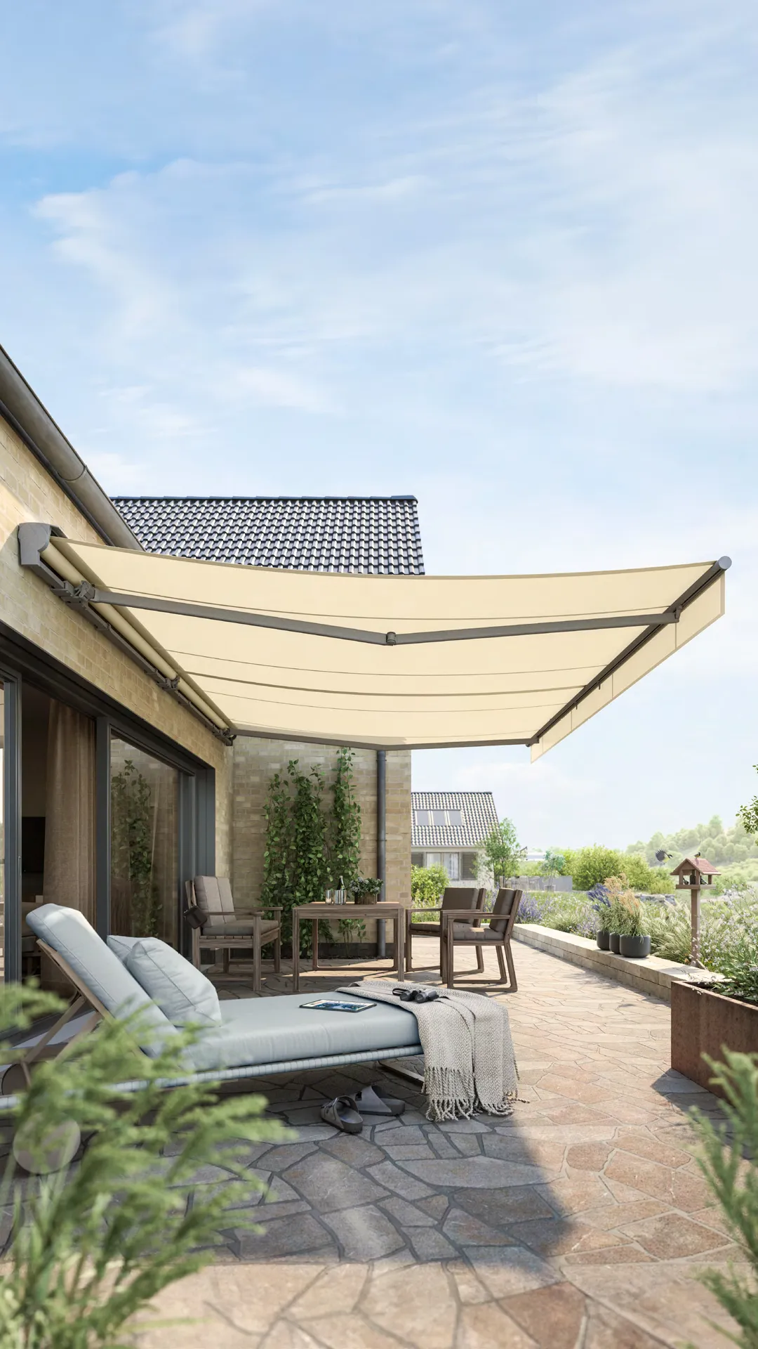 Ausgefahrene Gelenkarmmarkise Topas II von Weinor über der Terrasse