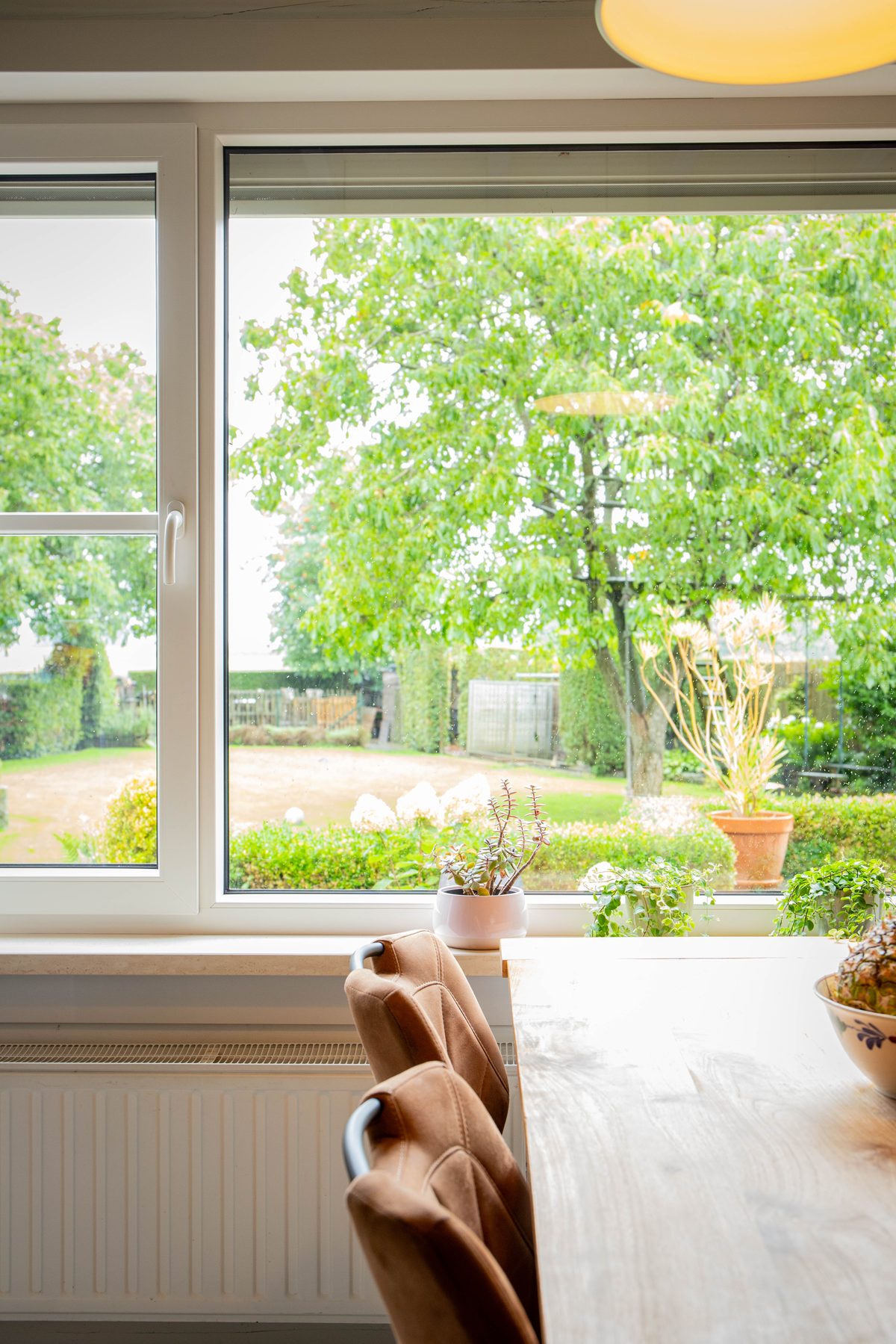 Kömmerling Kunststoff-Fenster im Wohnraum, Blick in den Garten