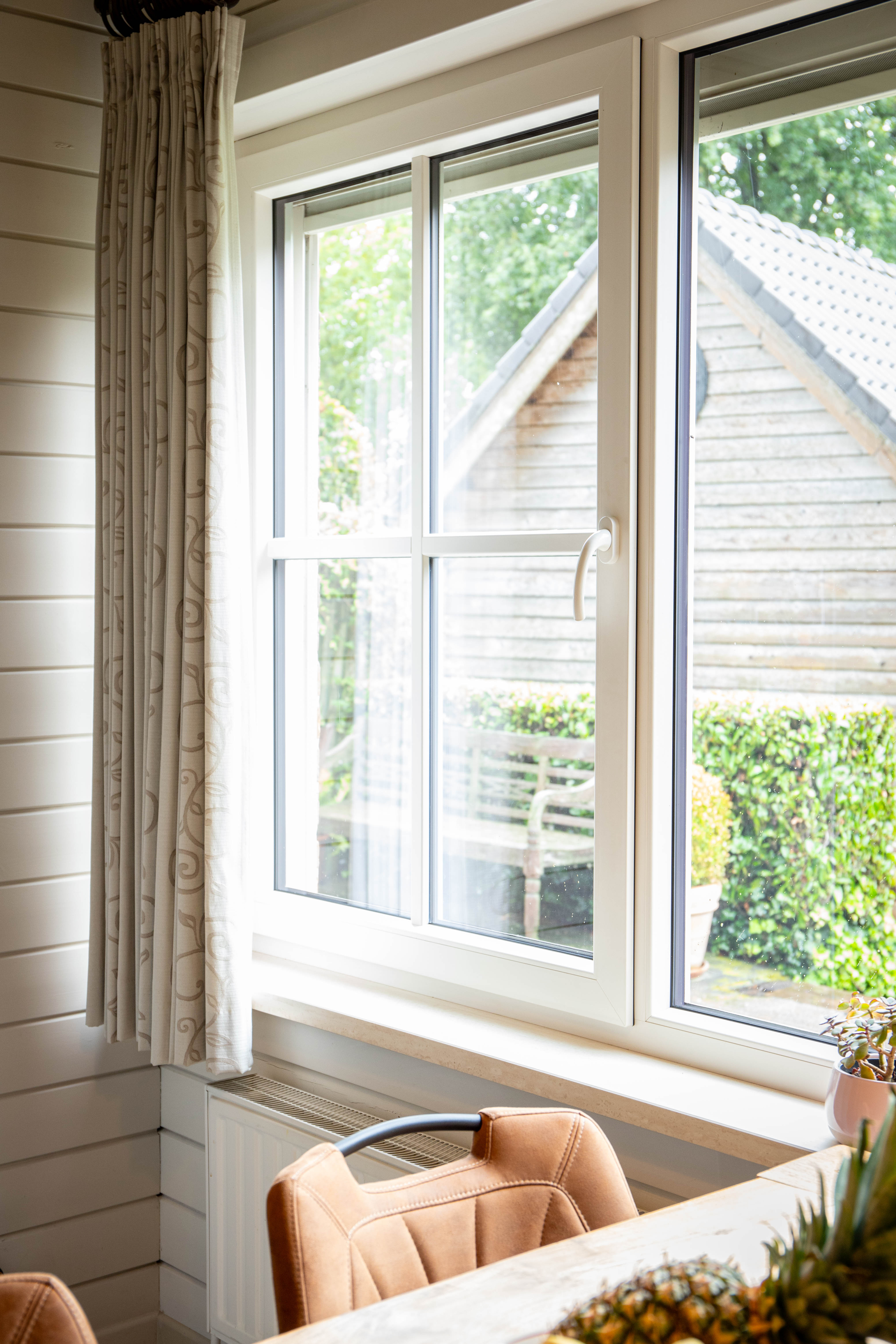 Kömmerling Fenster mit Sprossen, Blick auf Nachbarhaus